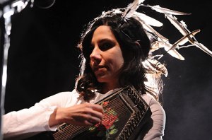 1074079-pj-harvey-coachella-2011-617-409